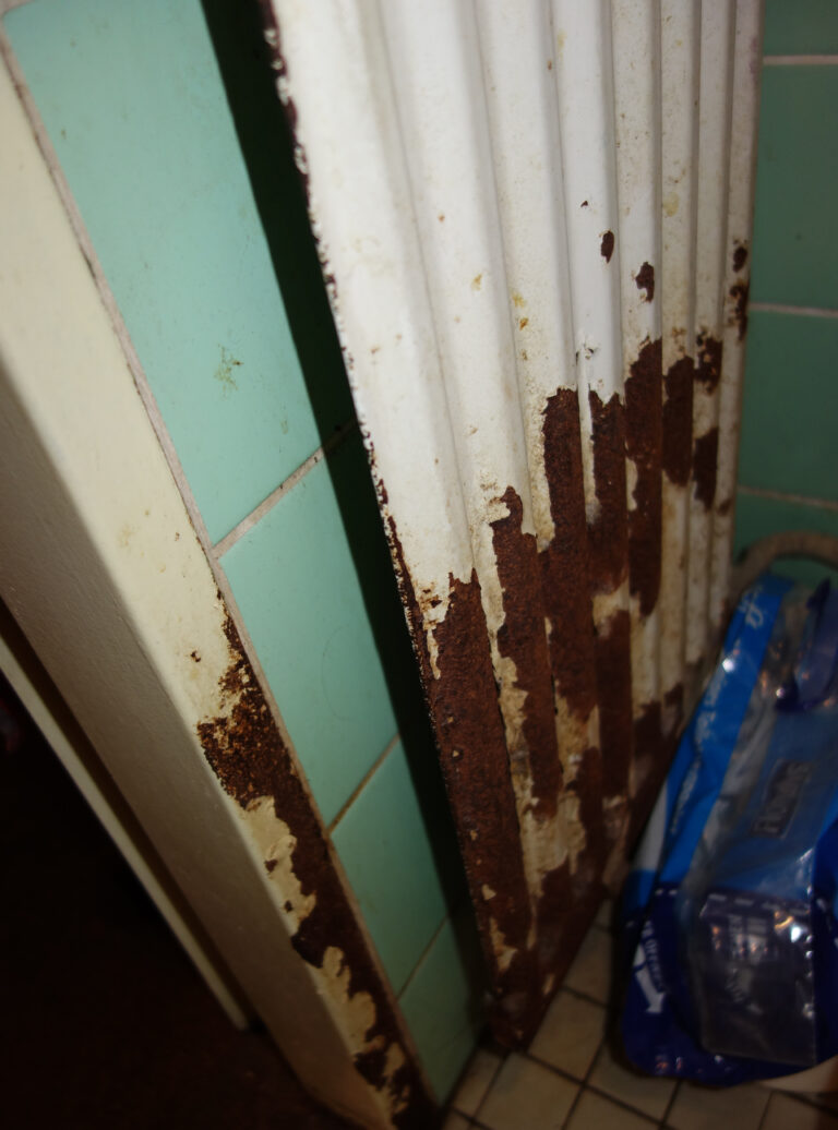 Kein seltenes Bild für uns Handwerker: Verrostete Heizkörper.