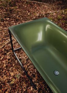 Farbe im Badezimmer ist angesagter denn je. Sogar Grün ist wieder willkommen. Selbst die Wanne darf sich in den Farben von Wald und Moos zeigen.