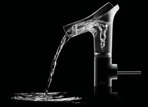 Korpus aus Kristallglas, Wirbel-Strahlbild: Mit der Armatur„Starck V“ setzt Hansgrohe ein aufsehenerregendes Design-Statement im Badezimmer.