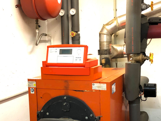 Auslaufmodell: CO2-Preis und strengere Einbauregeln im GEG verbannen die Ölheizung aus dem Keller.