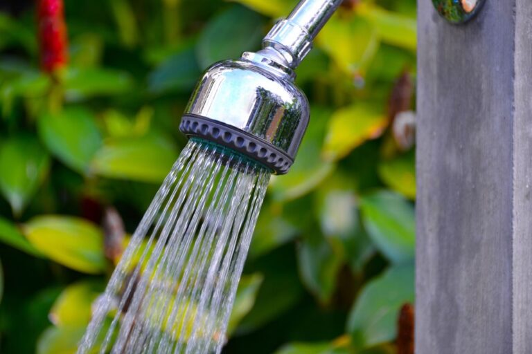 Eine Gartendusche sorgt an heißen Tagen für die willkommene Erfrischung.