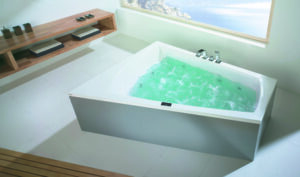 Ob trapezförmig, mit integriertem Whirlpool oder in ausgefallenen Formen – Spezialbadewannen wie die 'Largo' von Hoesch ermöglichen eine außergewöhnliche Badgestaltung und perfekte Raumnutzung.