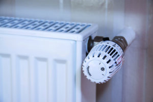 Die herkömmlichen Thermostate an den Heizkörpern lassen sich einfach gegen automatische oder smarte Thermostate austauschen.