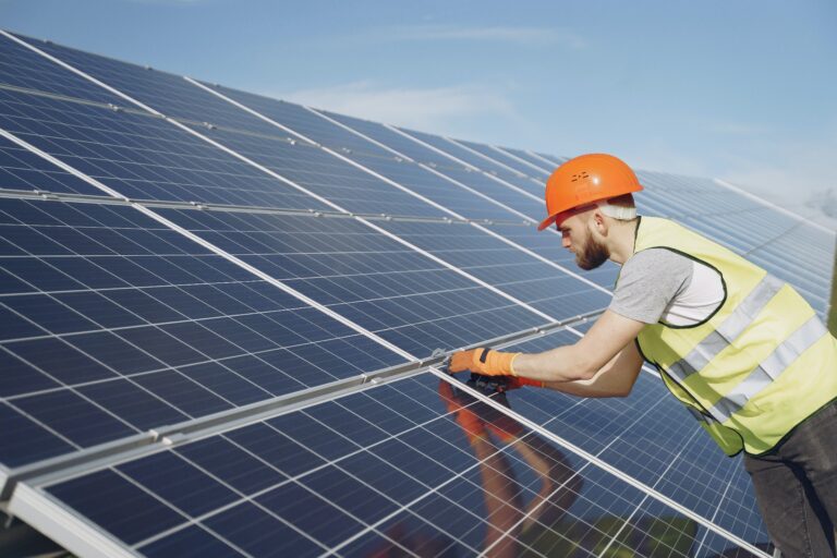 Fit für die Hauptsaison: Für bessere Erträge ist eine gründliche Überprüfung der Solaranlage ratsam.