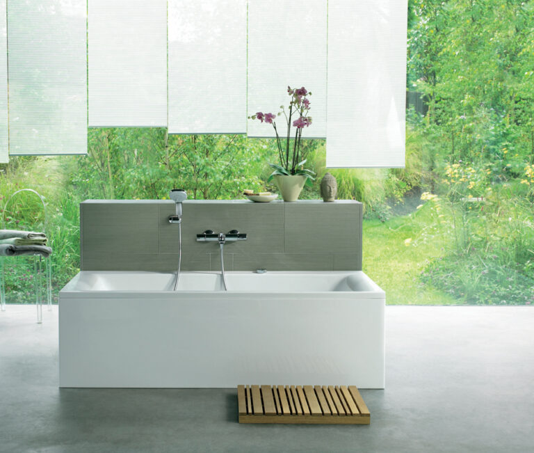 Große Liegefläche, dennoch platzsparend in jeder Ecke: Die Wanne 'Connect' im klassischen Look.