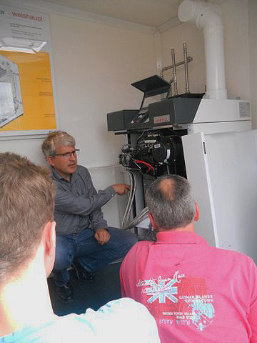 Produktschulung im Weishaupt Info-Mobil